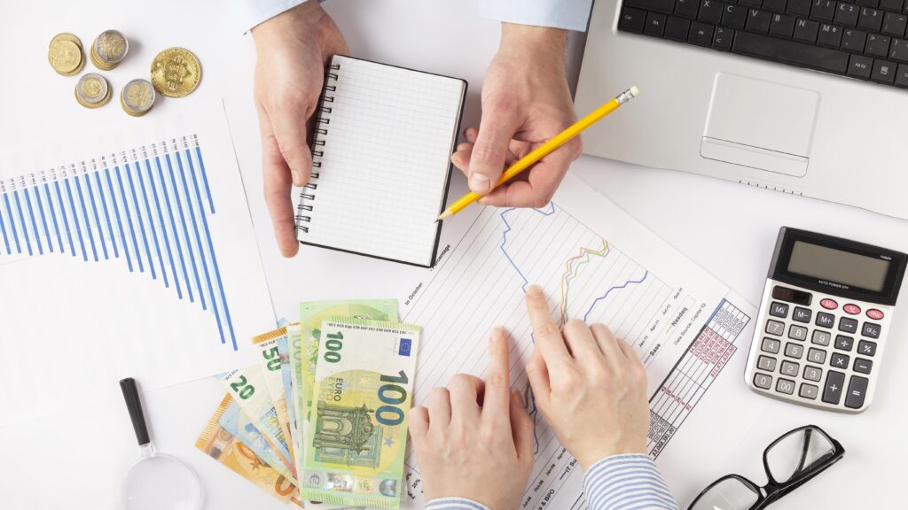 vista-superior-de-personas-discutiendo-modales-de-finanzas