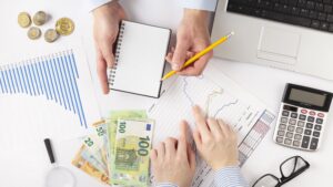 vista-superior-de-personas-discutiendo-modales-de-finanzas